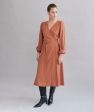 Bawełniana sukienka kopertowa o rudo-ceglanym odcieniu z paskiem z długim rękawem z tencelu 