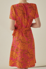 Wiskozowa sukienka kopertowa do kolan w pomarańczowo różowe kwiaty na modelce