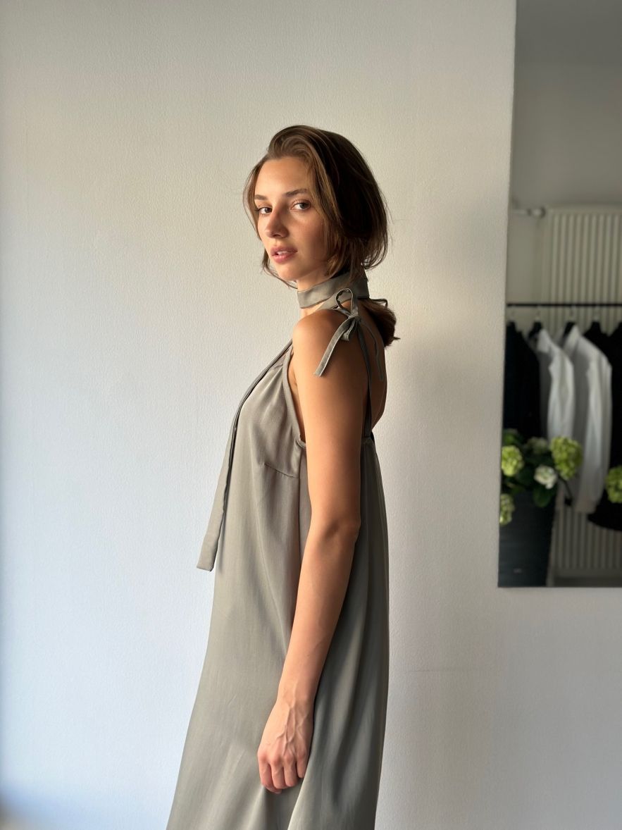 Tencel 100% delikatna przewiewna maxi długa sukienka khaki na ramiączkach z paskiem opcjonalnym i z kieszeniami 
