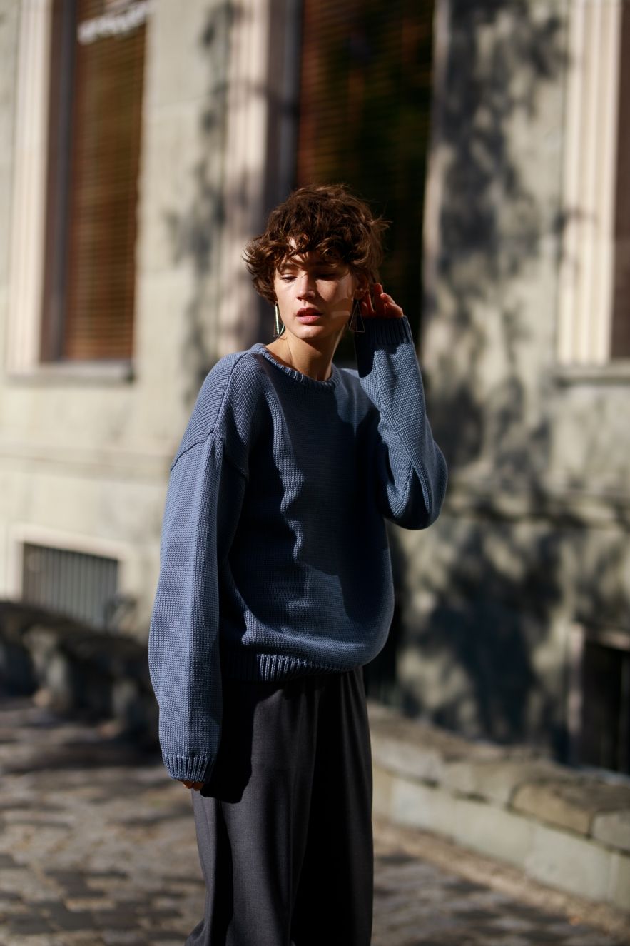 Bawełniany 100% naturalny niebiesko jeansowy sweter z okrągłym dekoltem oversize z naturalnej dzianiny bawełnianej