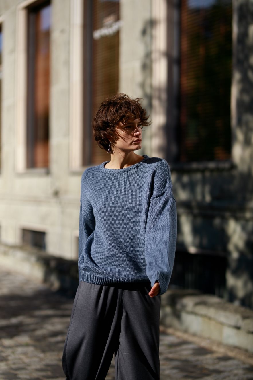 Bawełniany 100% naturalny niebiesko jeansowy sweter z okrągłym dekoltem oversize z naturalnej dzianiny bawełnianej