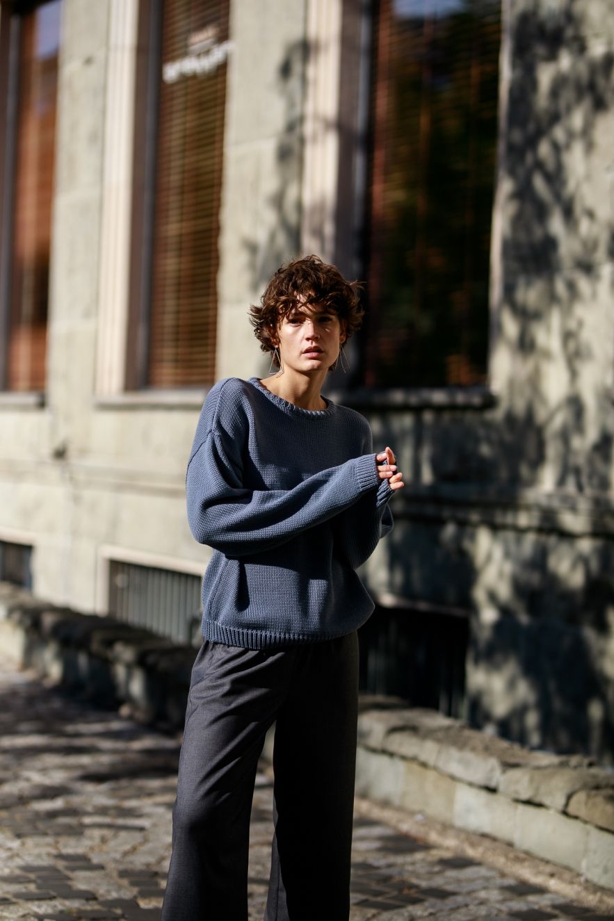 Bawełniany 100% naturalny niebiesko jeansowy sweter z okrągłym dekoltem oversize z naturalnej dzianiny bawełnianej