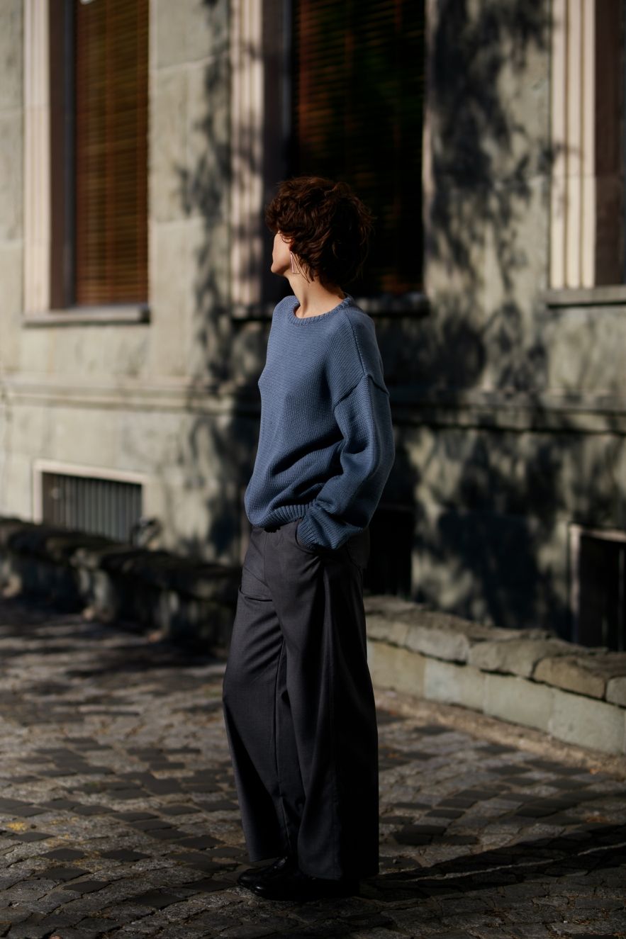 Bawełniany 100% naturalny niebiesko jeansowy sweter z okrągłym dekoltem oversize z naturalnej dzianiny bawełnianej