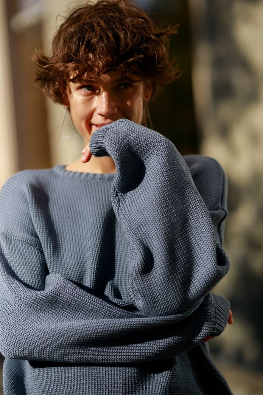 Bawełniany 100% naturalny niebiesko jeansowy sweter z okrągłym dekoltem oversize z naturalnej dzianiny bawełnianej