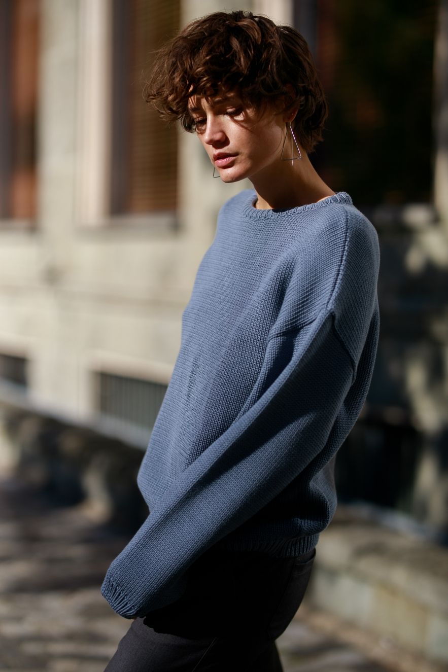 Bawełniany 100% naturalny niebiesko jeansowy sweter z okrągłym dekoltem oversize z naturalnej dzianiny bawełnianej