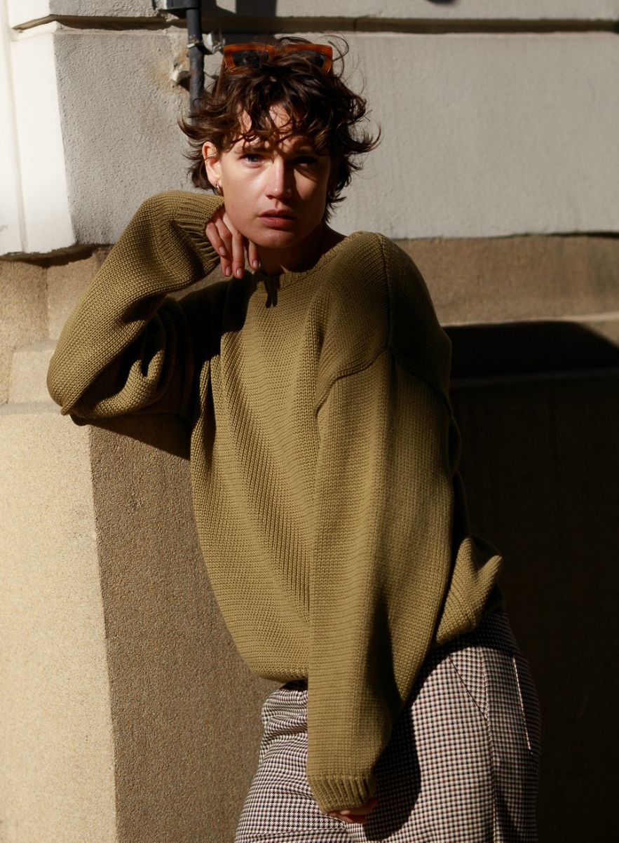 Długi i krótszy bawełniany 100% ZIELONA oliwka khaki sweter z okrągłym dekoltem oversize z naturalnej dzianiny