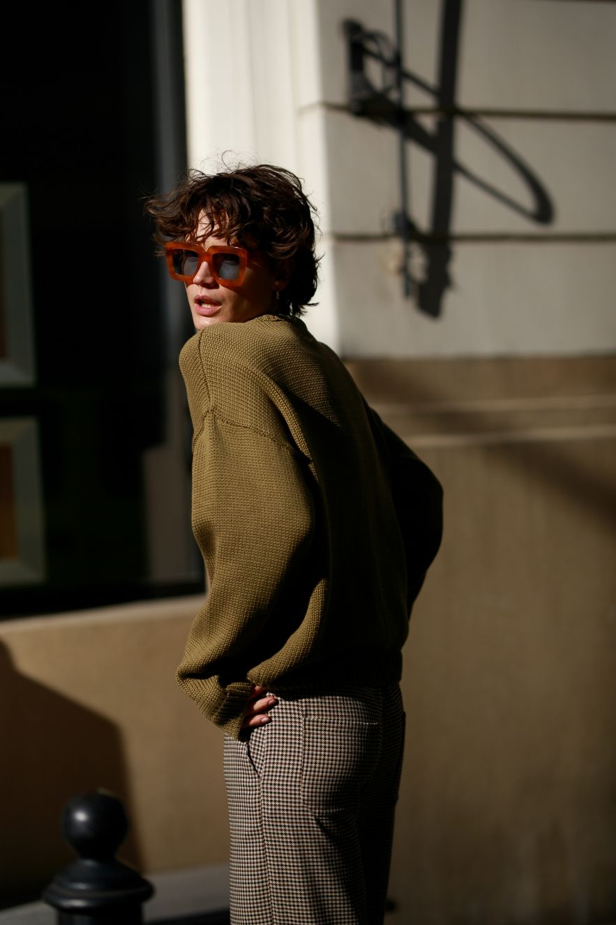 Długi i krótszy bawełniany 100% ZIELONA oliwka khaki sweter z okrągłym dekoltem oversize z naturalnej dzianiny