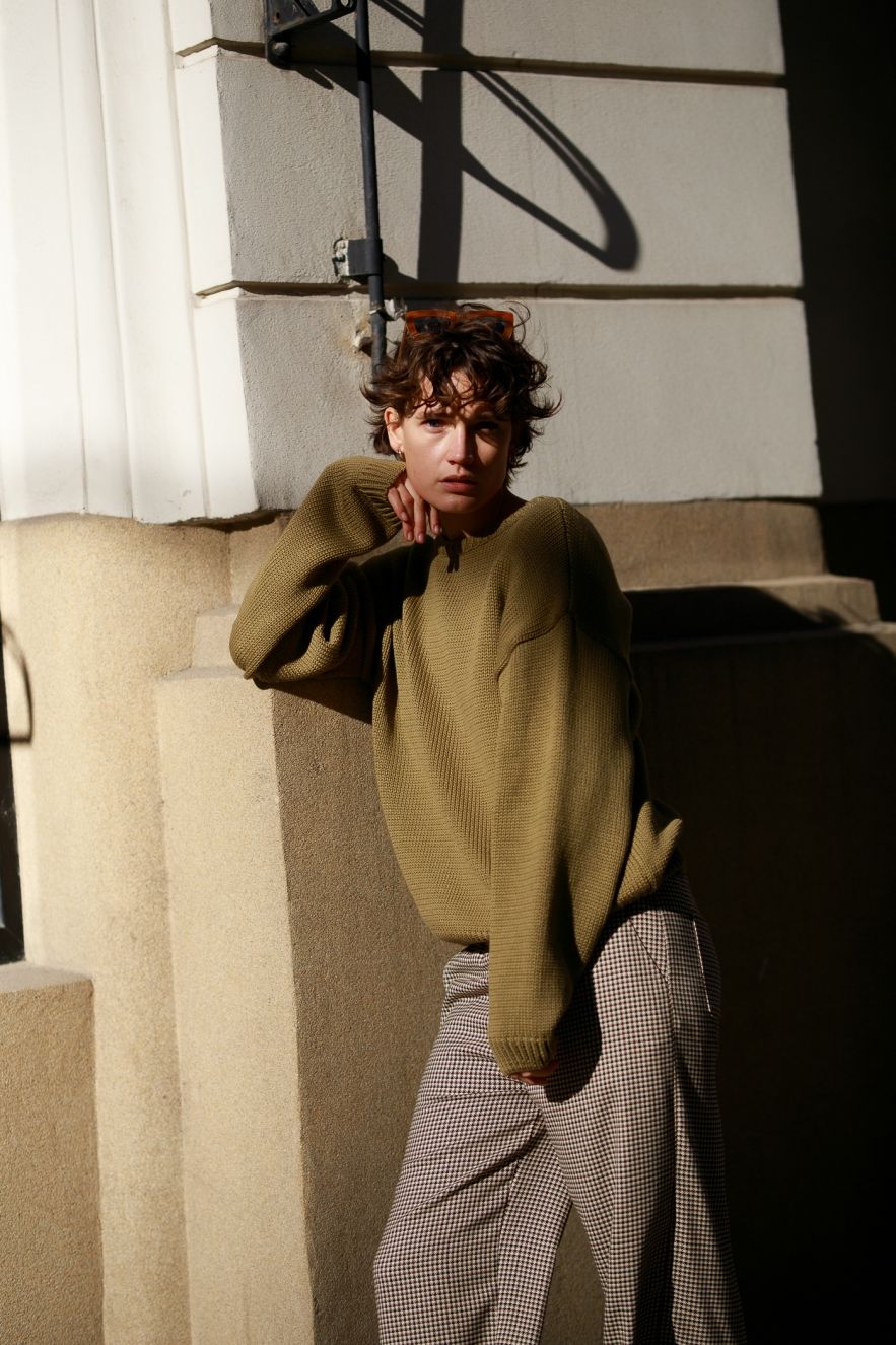 Długi i krótszy bawełniany 100% ZIELONA oliwka khaki sweter z okrągłym dekoltem oversize z naturalnej dzianiny