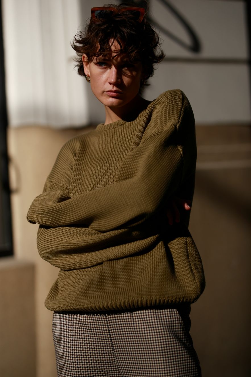 Długi i krótszy bawełniany 100% ZIELONA oliwka khaki sweter z okrągłym dekoltem oversize z naturalnej dzianiny