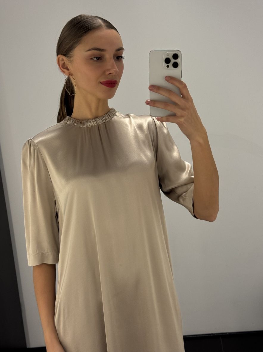 Beżowa szampańska elegancka sukienka jedwabna z gumką przy szyi jedwab wiskoza