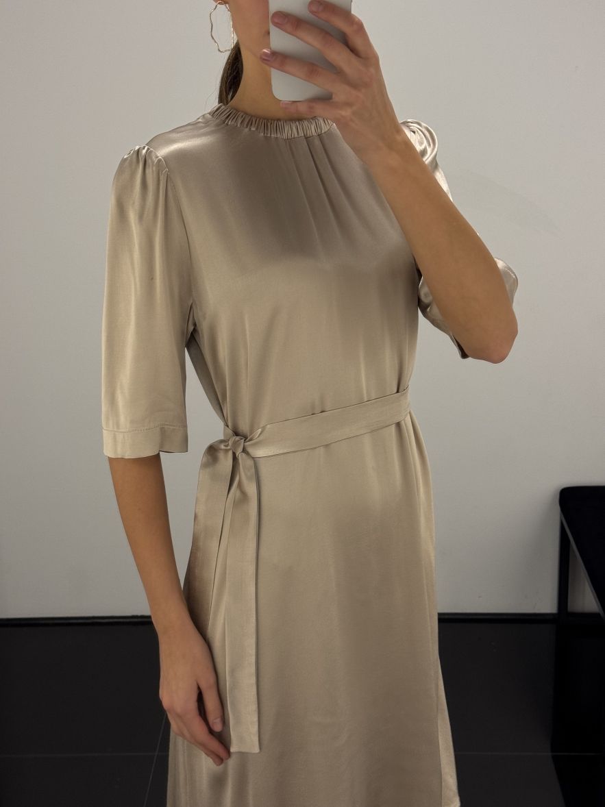 Beżowa szampańska elegancka sukienka jedwabna z gumką przy szyi jedwab wiskoza