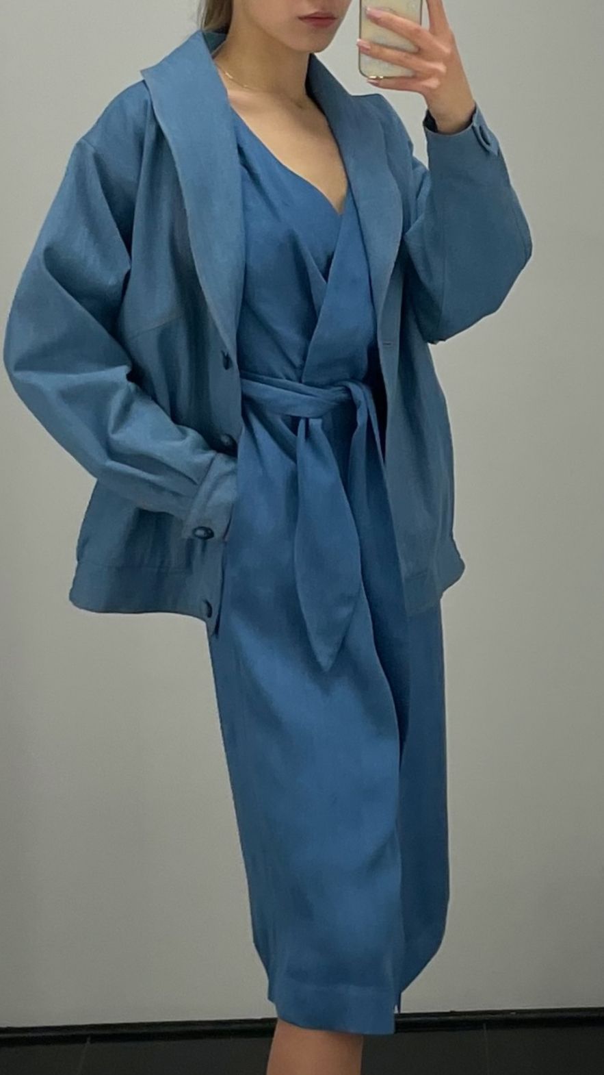 Sukienka kopertowa midi z paskiem tencel jeans w niebieskim denimowym kolorze 100% tencel włoski