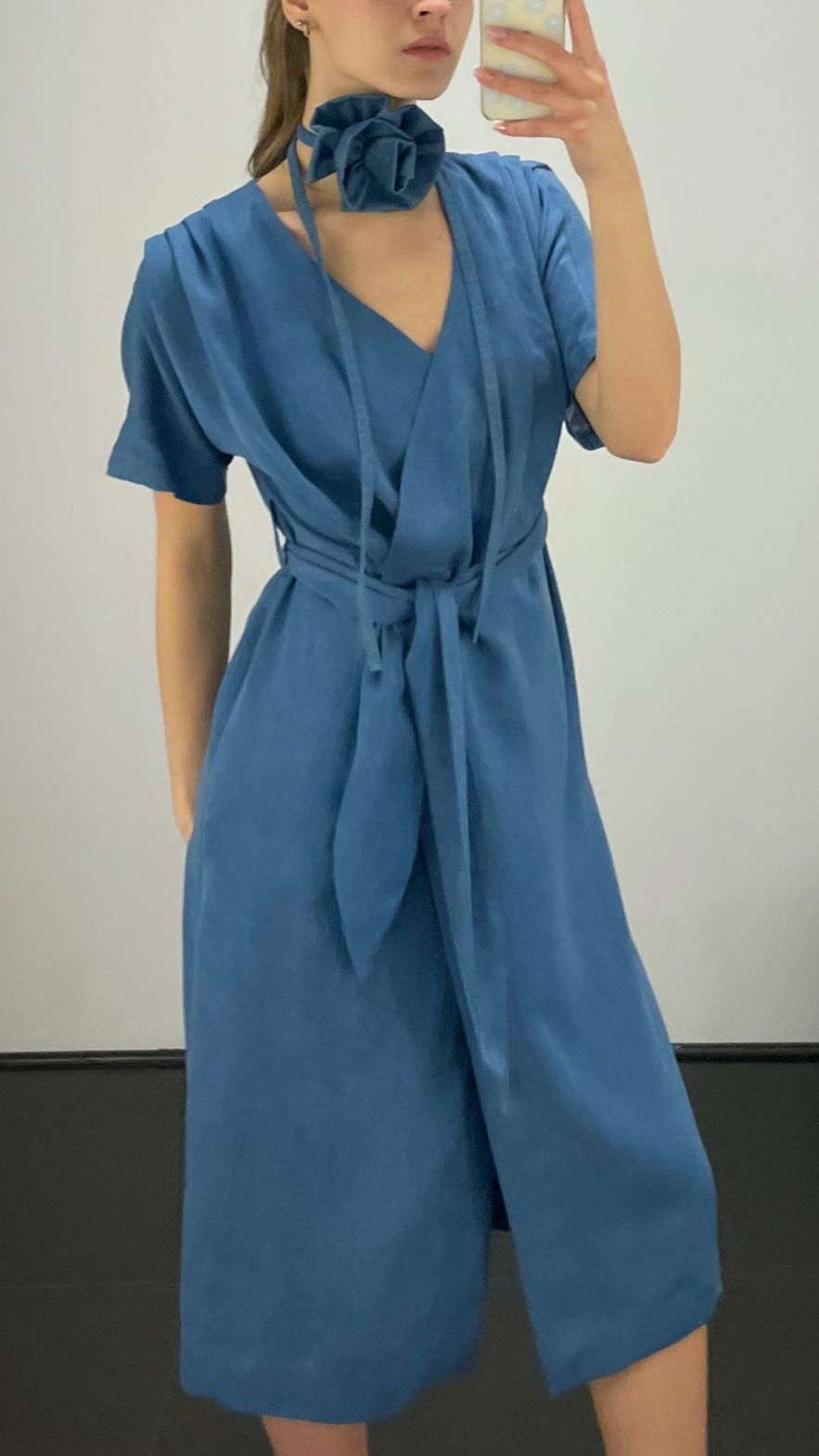 Sukienka kopertowa midi z paskiem tencel jeans w niebieskim denimowym kolorze 100% tencel włoski