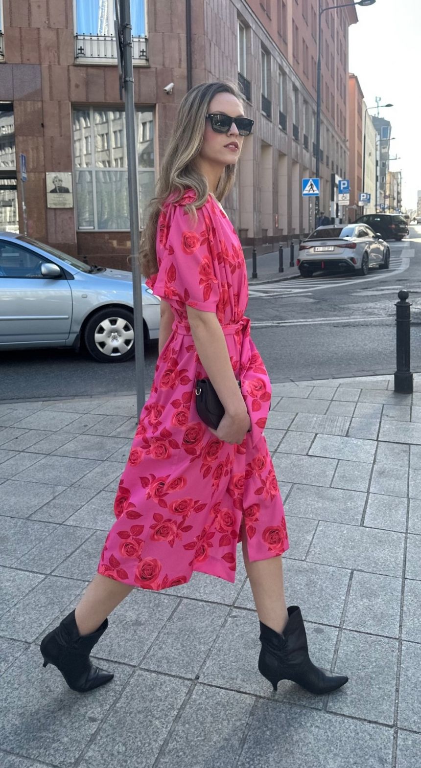 Różowa w czerwone róże sukienka kopertowa PARIS PARIS LONG w kwiaty midi z paskiem w autorski print 