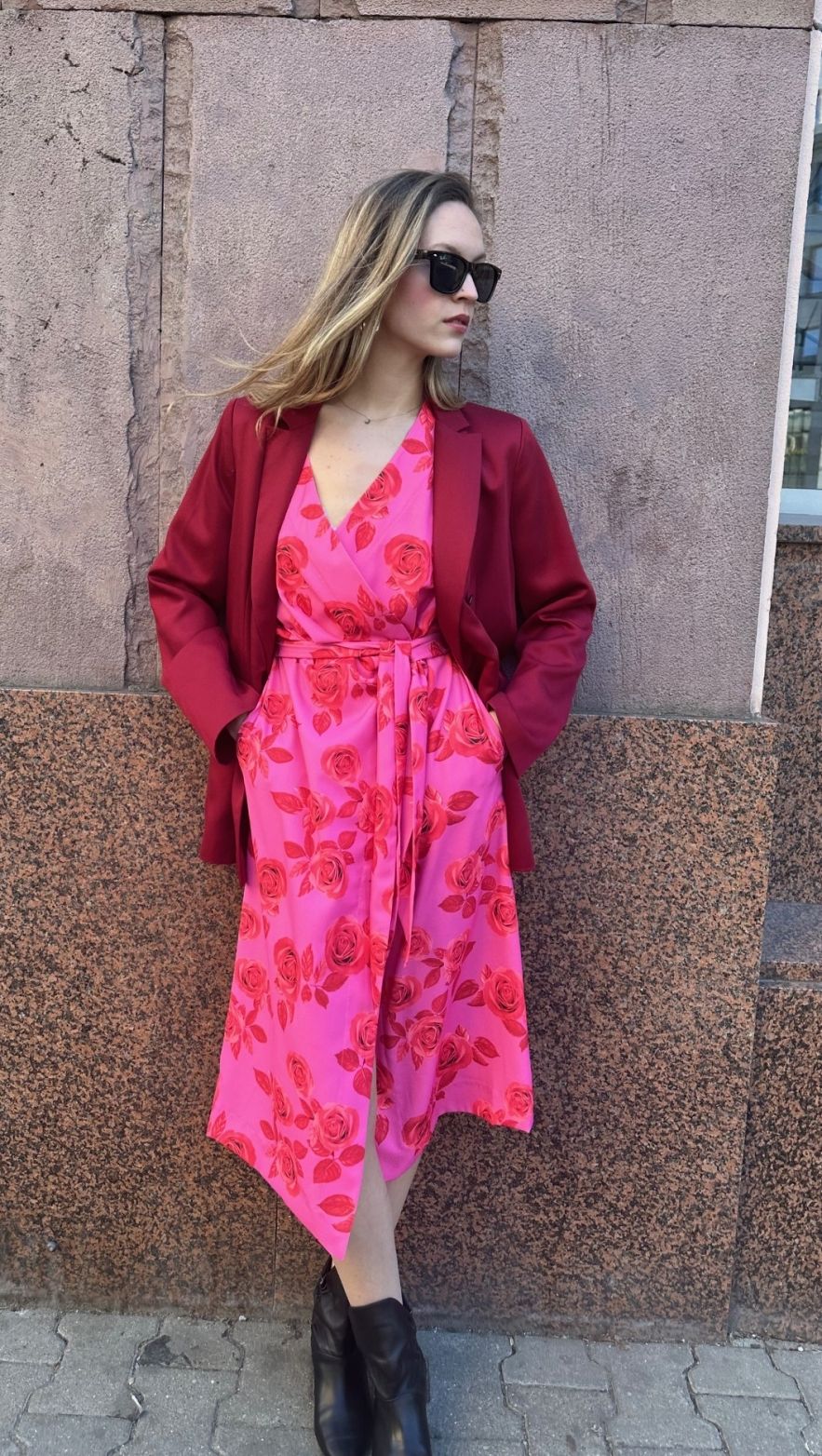 Różowa w czerwone róże sukienka kopertowa PARIS PARIS LONG w kwiaty midi z paskiem w autorski print 