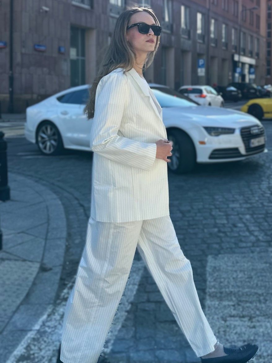 SHOP THE LOOK 7 - garnitur bawełna ecru ciepła biel w delikatne prążki - wersja z długą marynarką 
