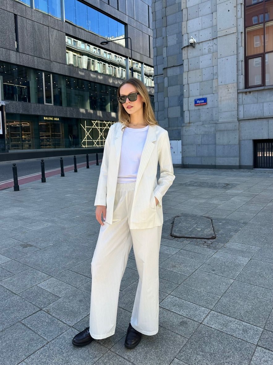 SHOP THE LOOK 7 - garnitur bawełna ecru ciepła biel w delikatne prążki - wersja z długą marynarką 