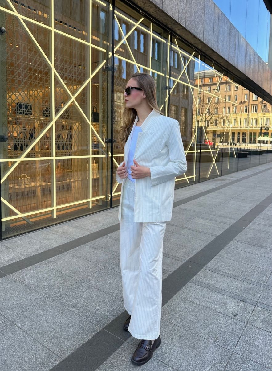 SHOP THE LOOK 7 - garnitur bawełna ecru ciepła biel w delikatne prążki - wersja z długą marynarką 