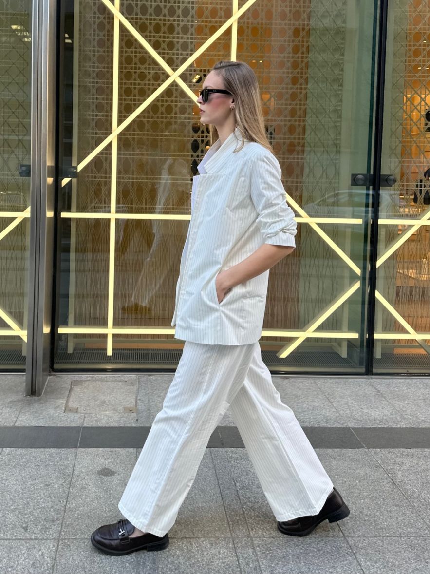 SHOP THE LOOK 7 - garnitur bawełna ecru ciepła biel w delikatne prążki - wersja z długą marynarką 