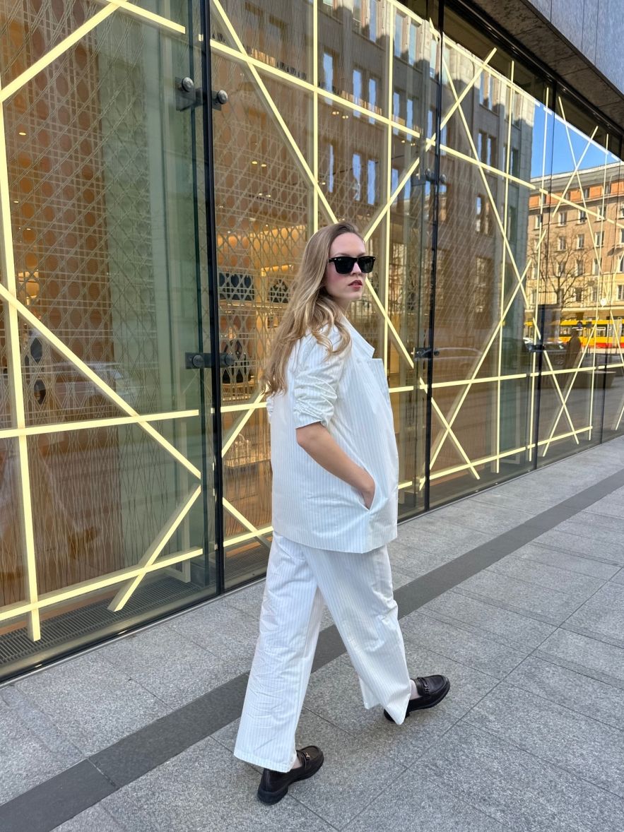 SHOP THE LOOK 7 - garnitur bawełna ecru ciepła biel w delikatne prążki - wersja z długą marynarką 