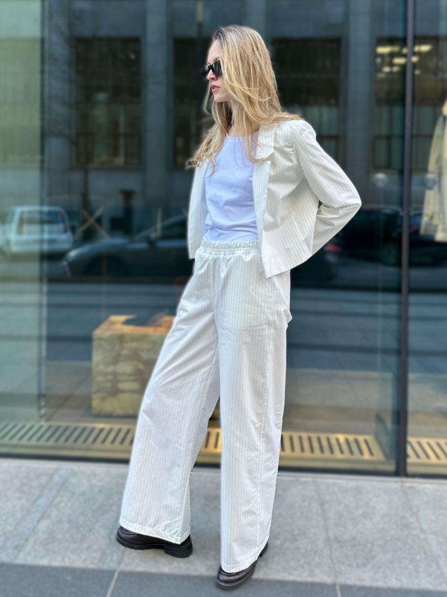 SHOP THE LOOK 6 - garnitur bawełna ecru ciepła biel w delikatne prążki - wersja z krótką marynarką