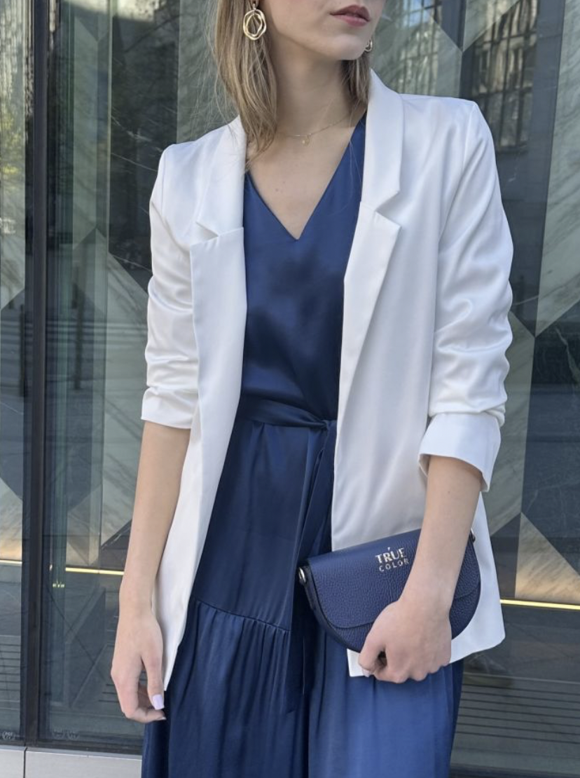 Biała bawełniana marynarka z wiskozową podszewką LOOSE& Elegance luźna z kieszeniami bez zapięcia gładka