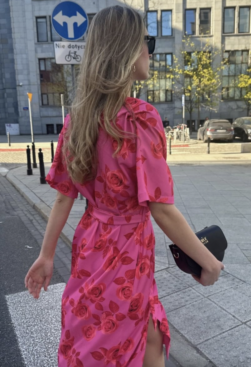 Różowa w czerwone róże sukienka kopertowa PARIS PARIS LONG w kwiaty midi z paskiem w autorski print 