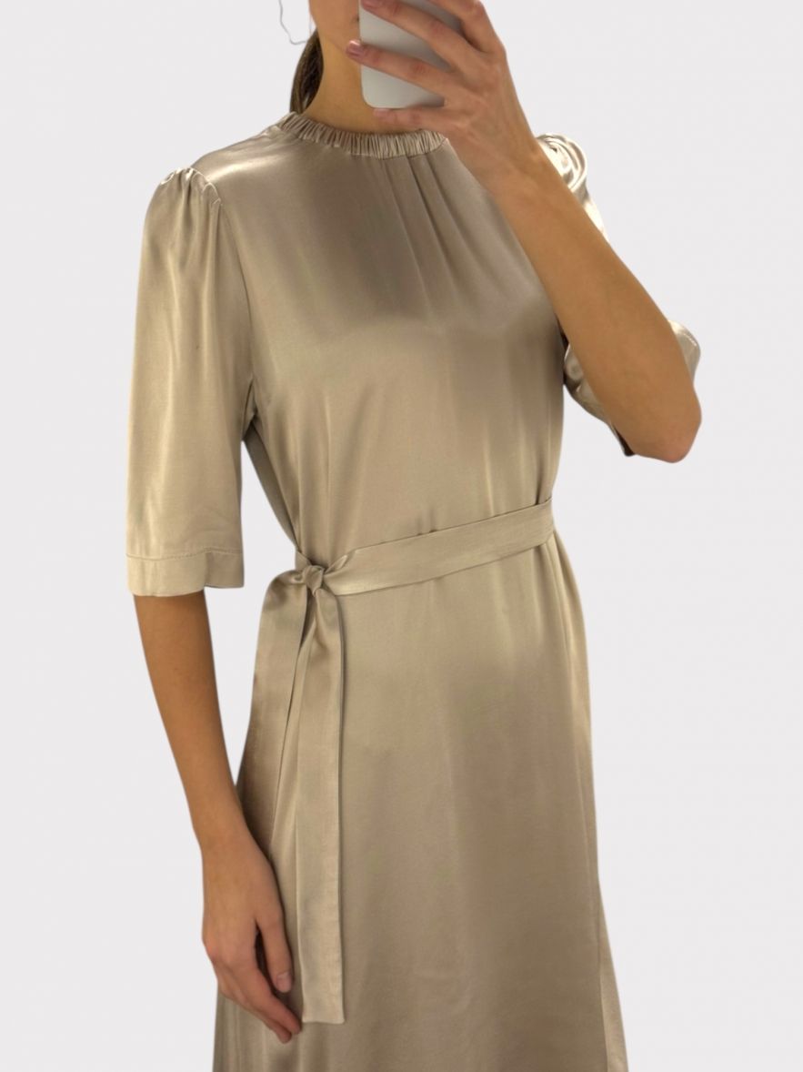 Beżowa szampańska elegancka sukienka jedwabna z gumką przy szyi jedwab wiskoza