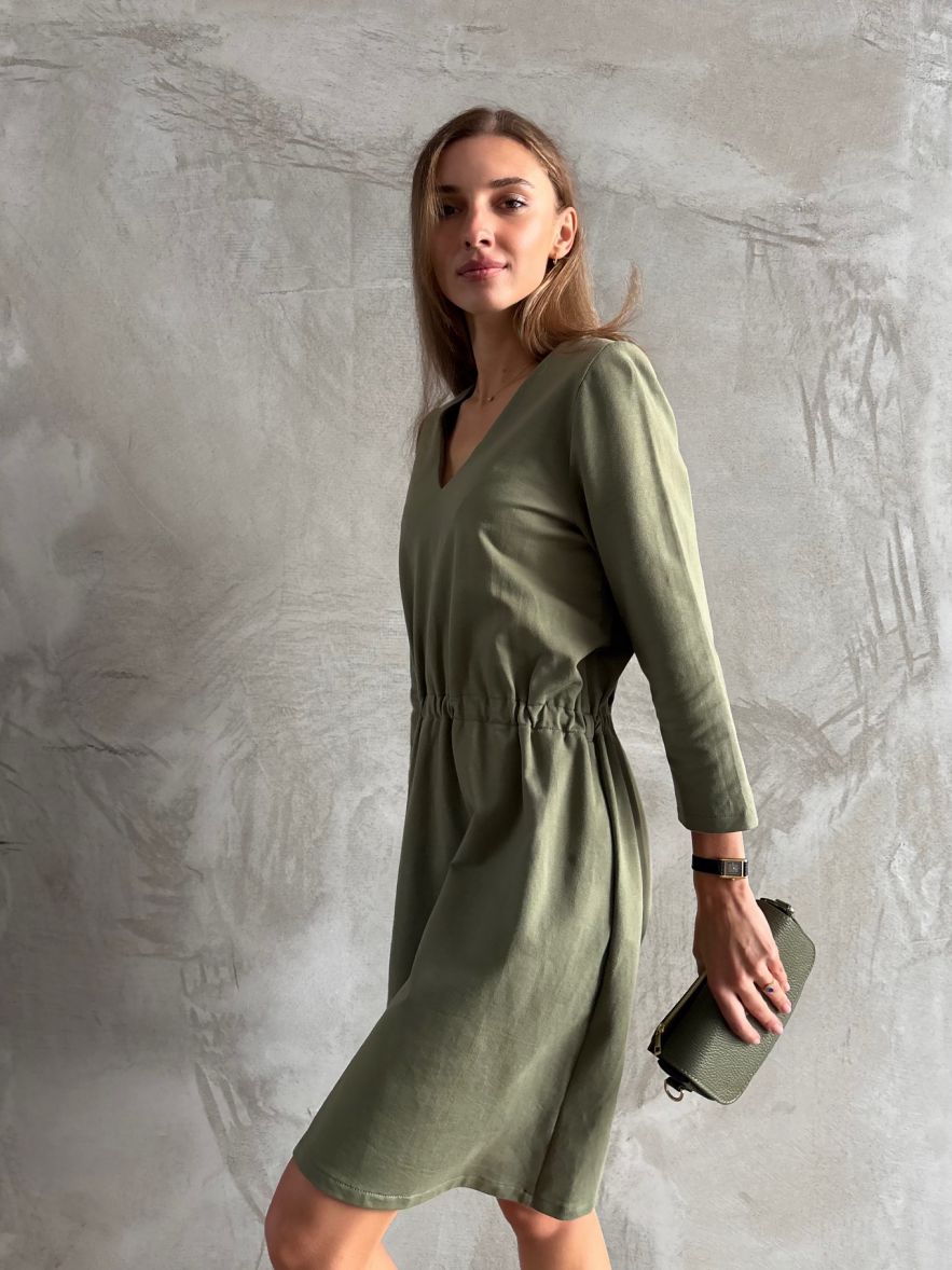 Bawełniana sukienka khaki z gumką, do kolan, 100% bawełna