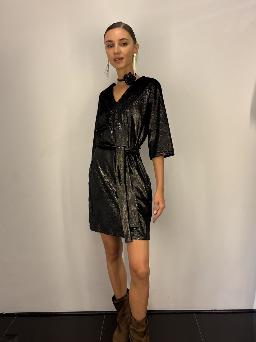 Elegancka Sukienka CLASSY miła w dotyku czarno złota błyszcząca - z paskiem o delikatnym połysku 