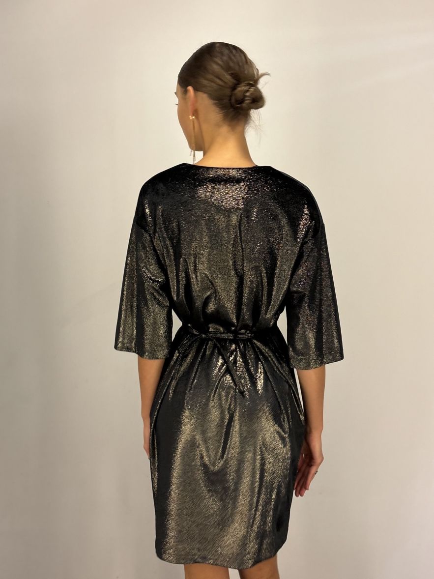 Elegancka Sukienka CLASSY miła w dotyku czarno złota błyszcząca - z paskiem o delikatnym połysku 