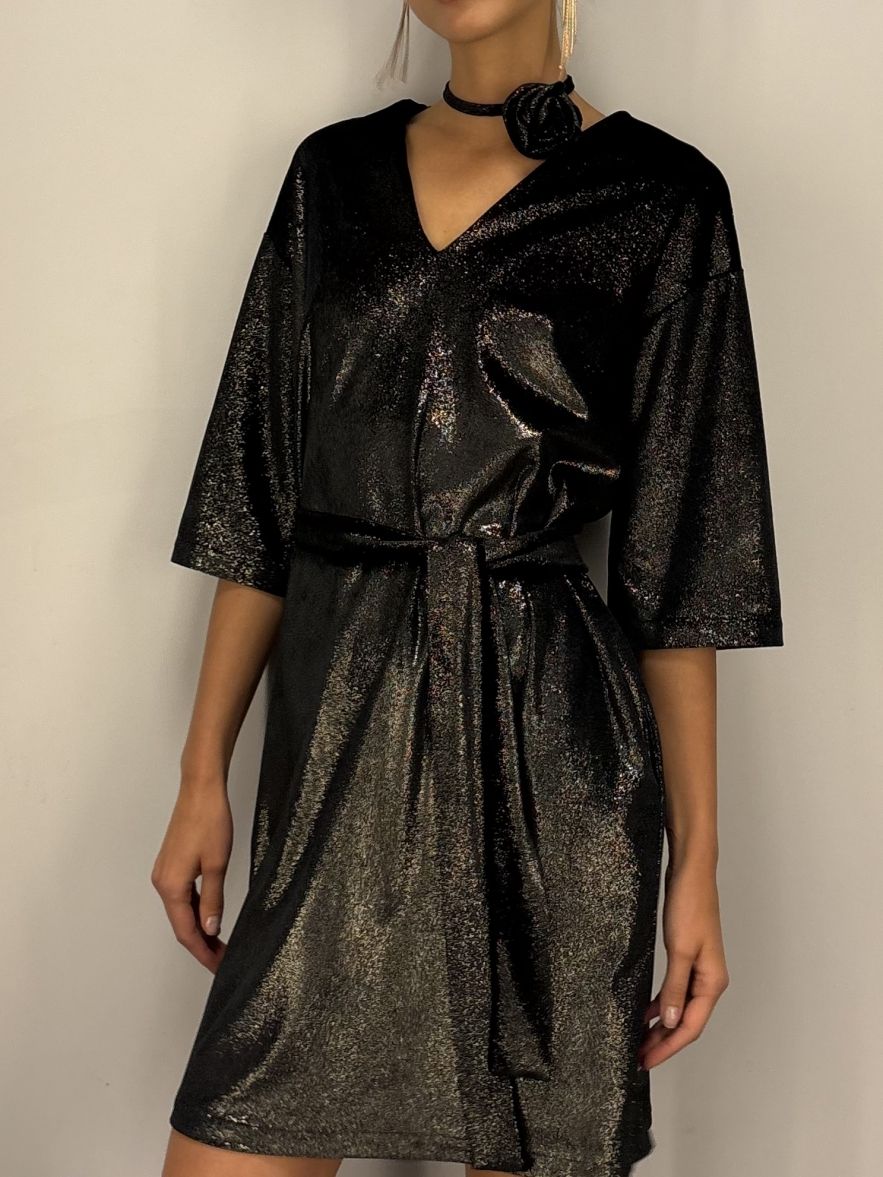 Elegancka Sukienka CLASSY miła w dotyku czarno złota błyszcząca - z paskiem o delikatnym połysku 