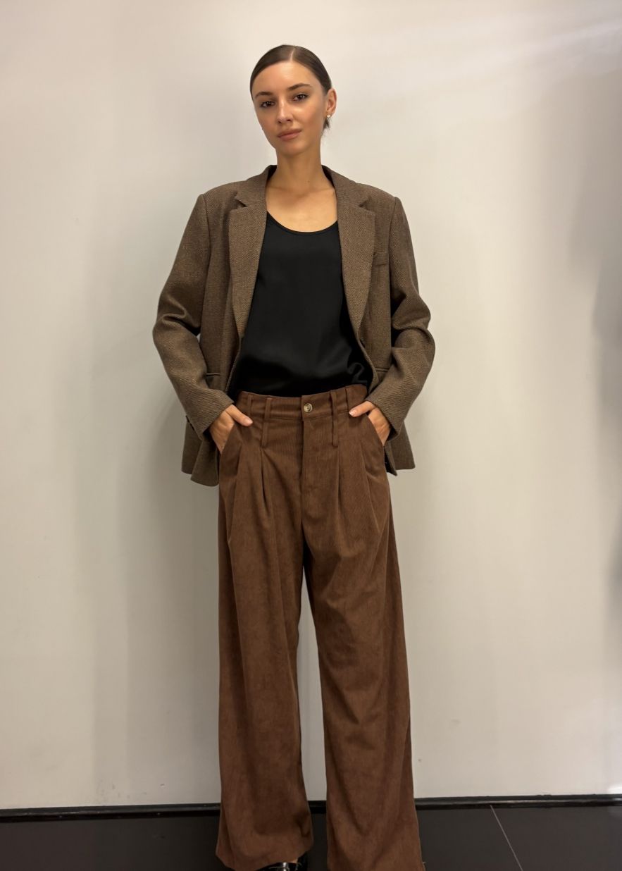 Wełniana Brązowa Marynarka we wzór drobnej jodełki lekko taliowana z dwoma guzikami