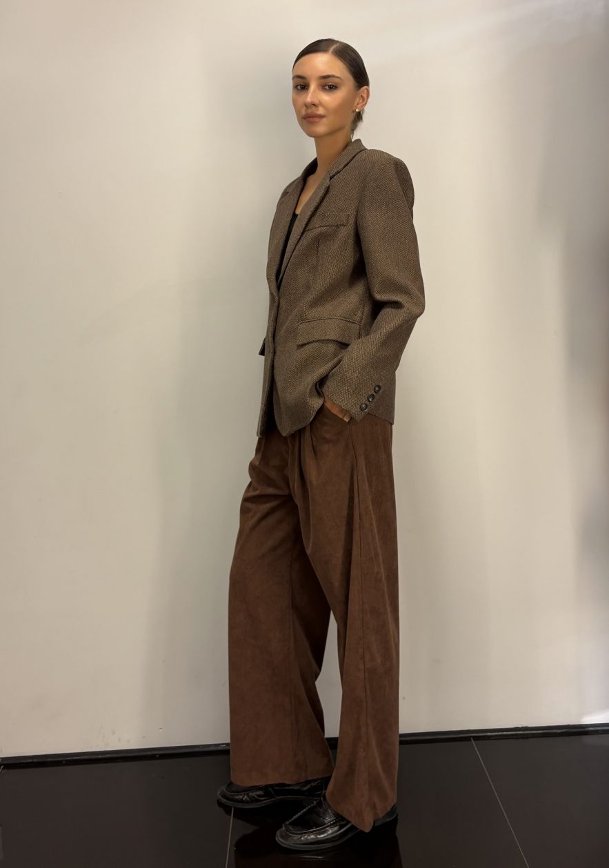 Wełniana Brązowa Marynarka we wzór drobnej jodełki lekko taliowana z dwoma guzikami