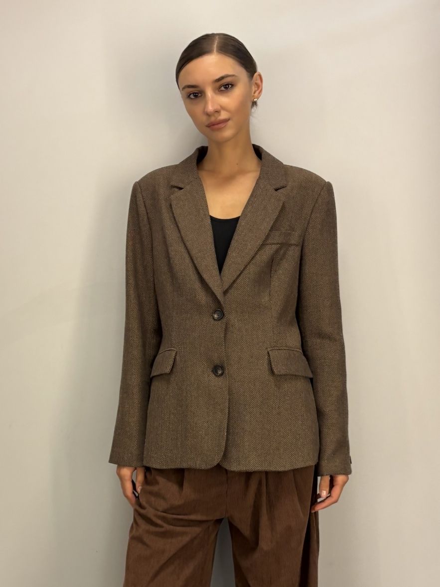 Wełniana Brązowa Marynarka we wzór drobnej jodełki lekko taliowana z dwoma guzikami