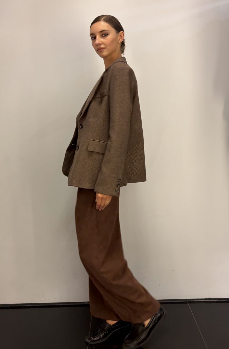 Wełniana Brązowa Marynarka we wzór drobnej jodełki lekko taliowana z dwoma guzikami