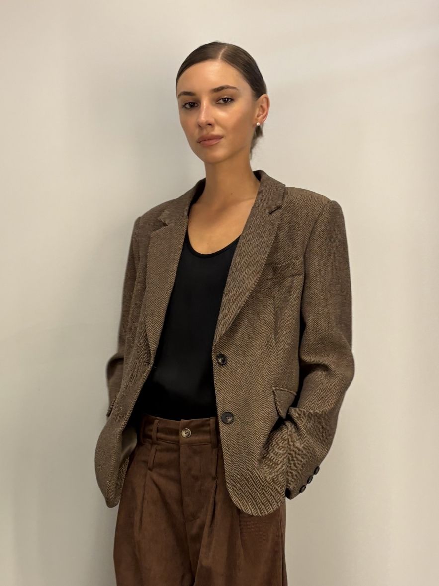 Wełniana Brązowa Marynarka we wzór drobnej jodełki lekko taliowana z dwoma guzikami