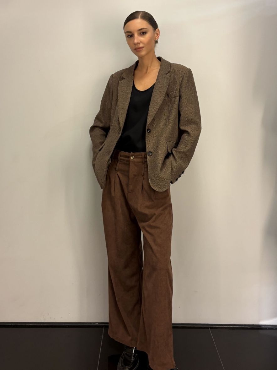 Wełniana Brązowa Marynarka we wzór drobnej jodełki lekko taliowana z dwoma guzikami