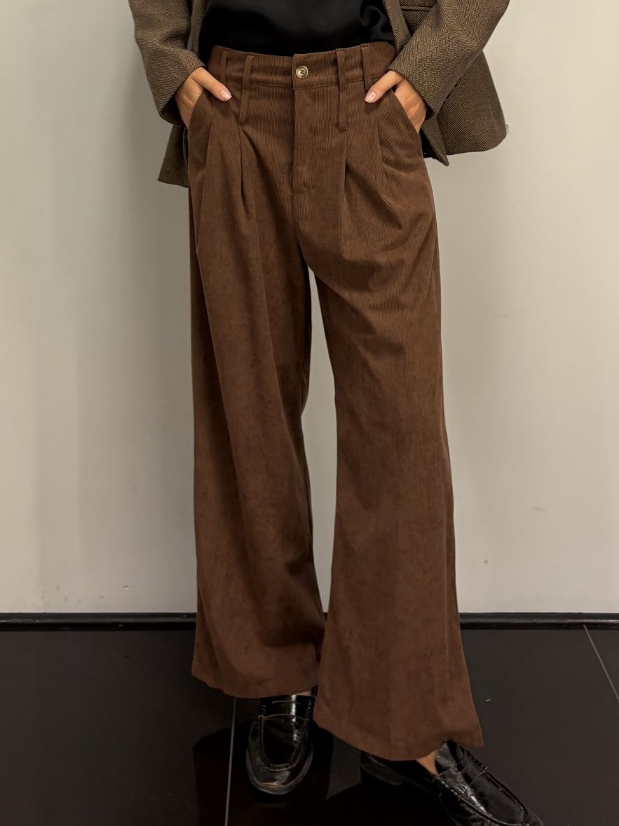 Brązowe spodnie sztruksowe szerokie z zakładkami i suwakiem