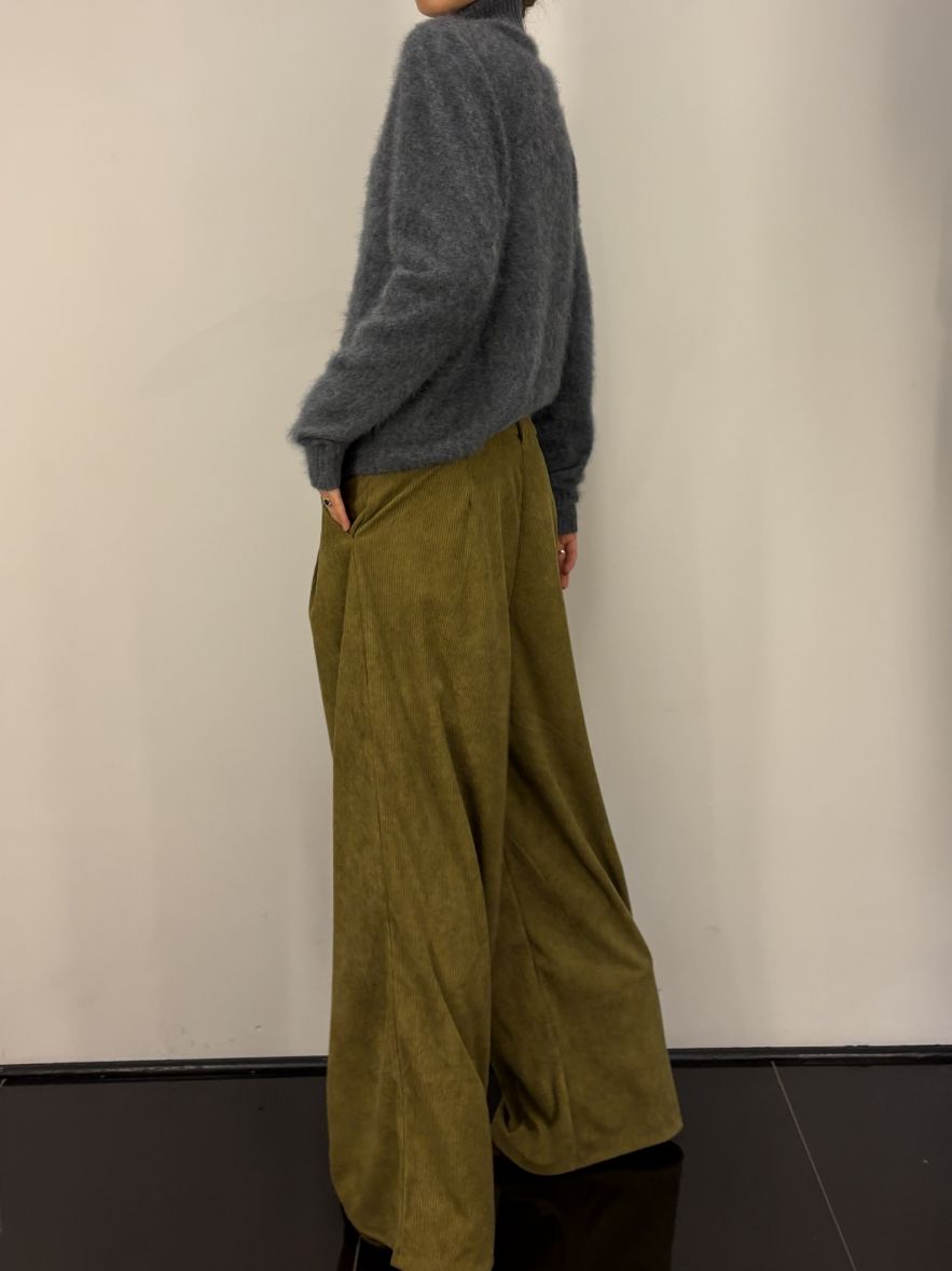 Spodnie oliwkowe sztruksowe szerokie z zakładkami i suwakiem