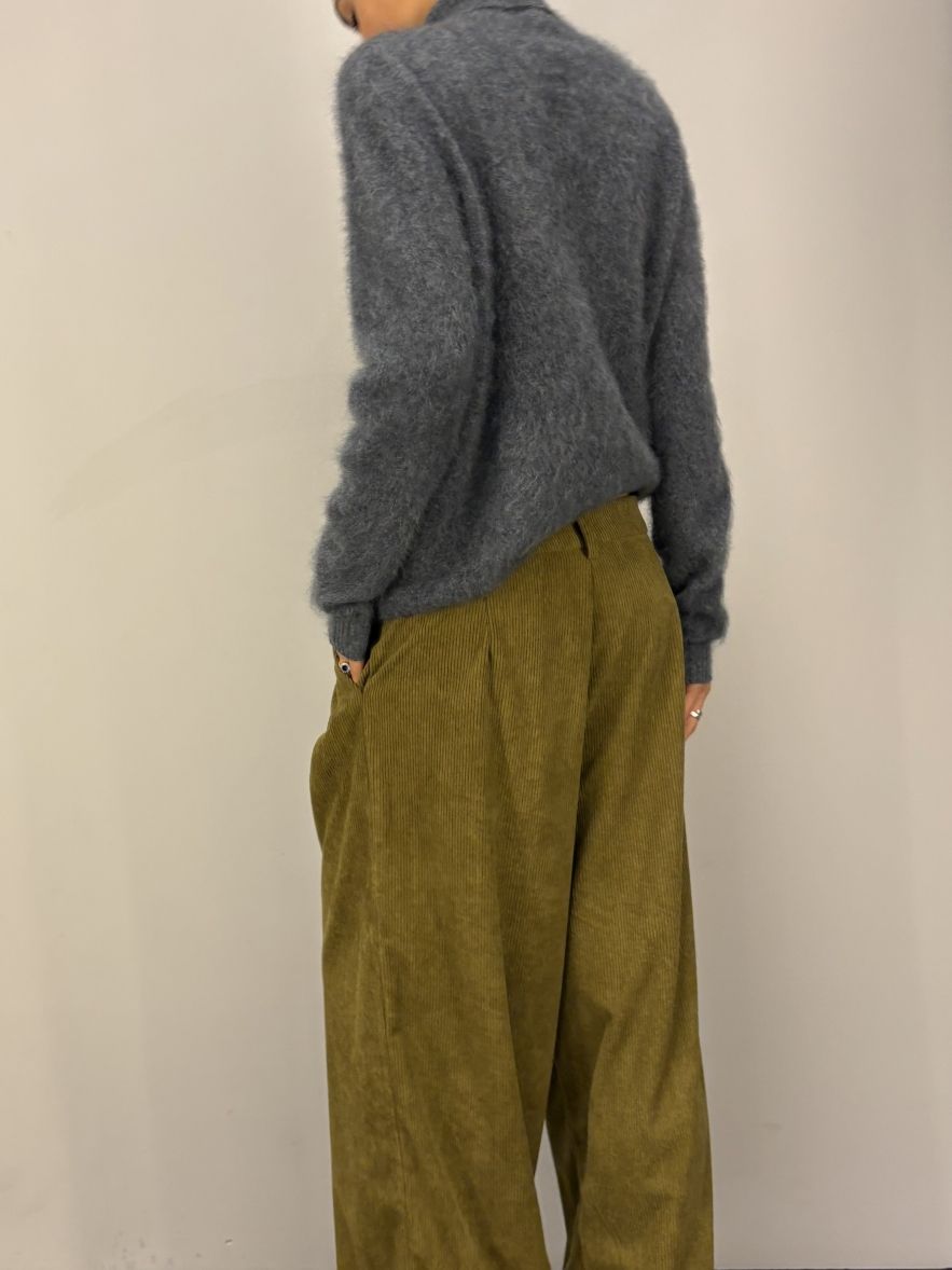 Spodnie oliwkowe sztruksowe szerokie z zakładkami i suwakiem