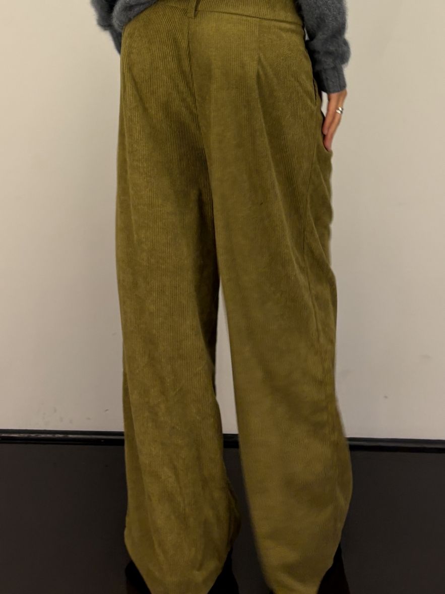 Spodnie oliwkowe sztruksowe szerokie z zakładkami i suwakiem