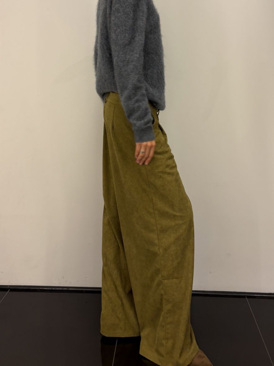 Spodnie oliwkowe sztruksowe szerokie z zakładkami i suwakiem