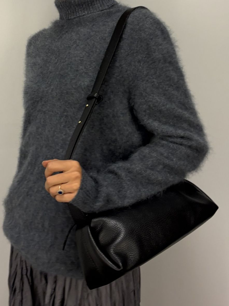 Skórzana mała torebka czarna o podłużnym kształcie 100% skóra naturalna