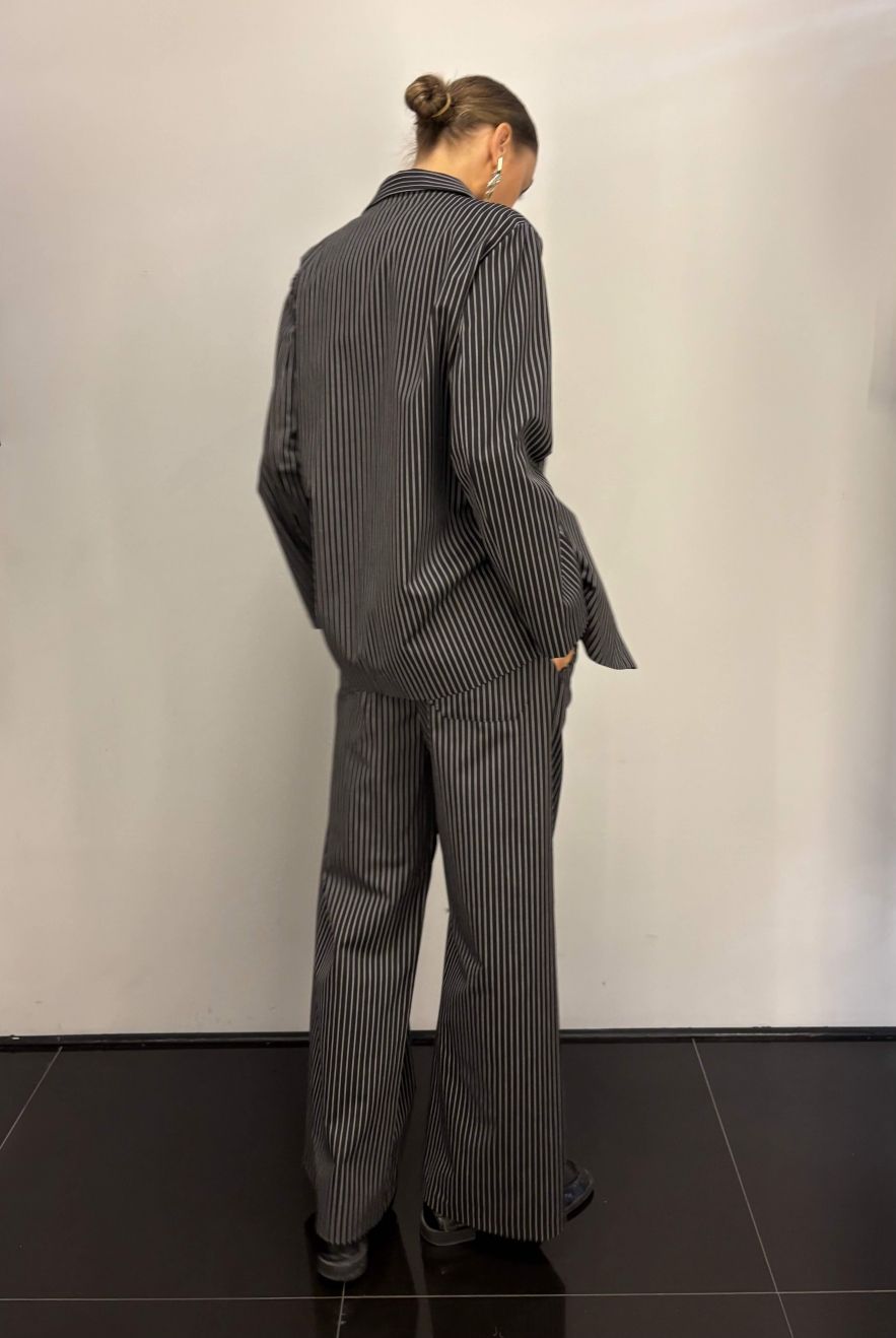 Wełniany Garnitur zestaw marynarka i spodnie czarny w białe paski 100% wełna dziewicza virgin wool