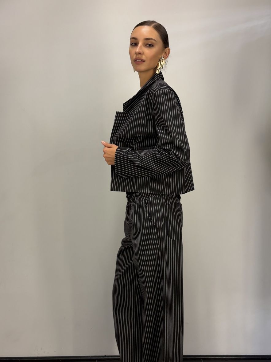 Krótka marynarka bez guzików czarne w białe paski 100% wełna