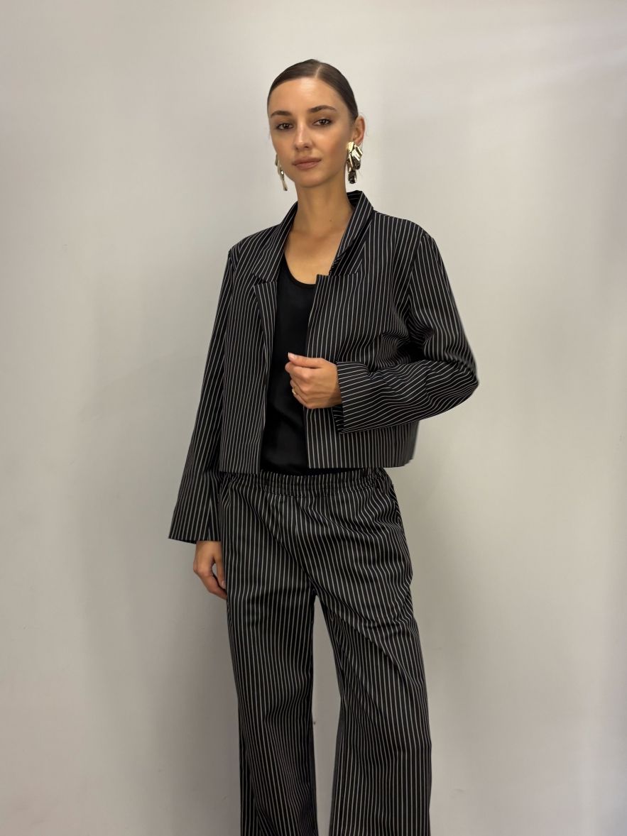 Krótka marynarka bez guzików czarne w białe paski 100% wełna