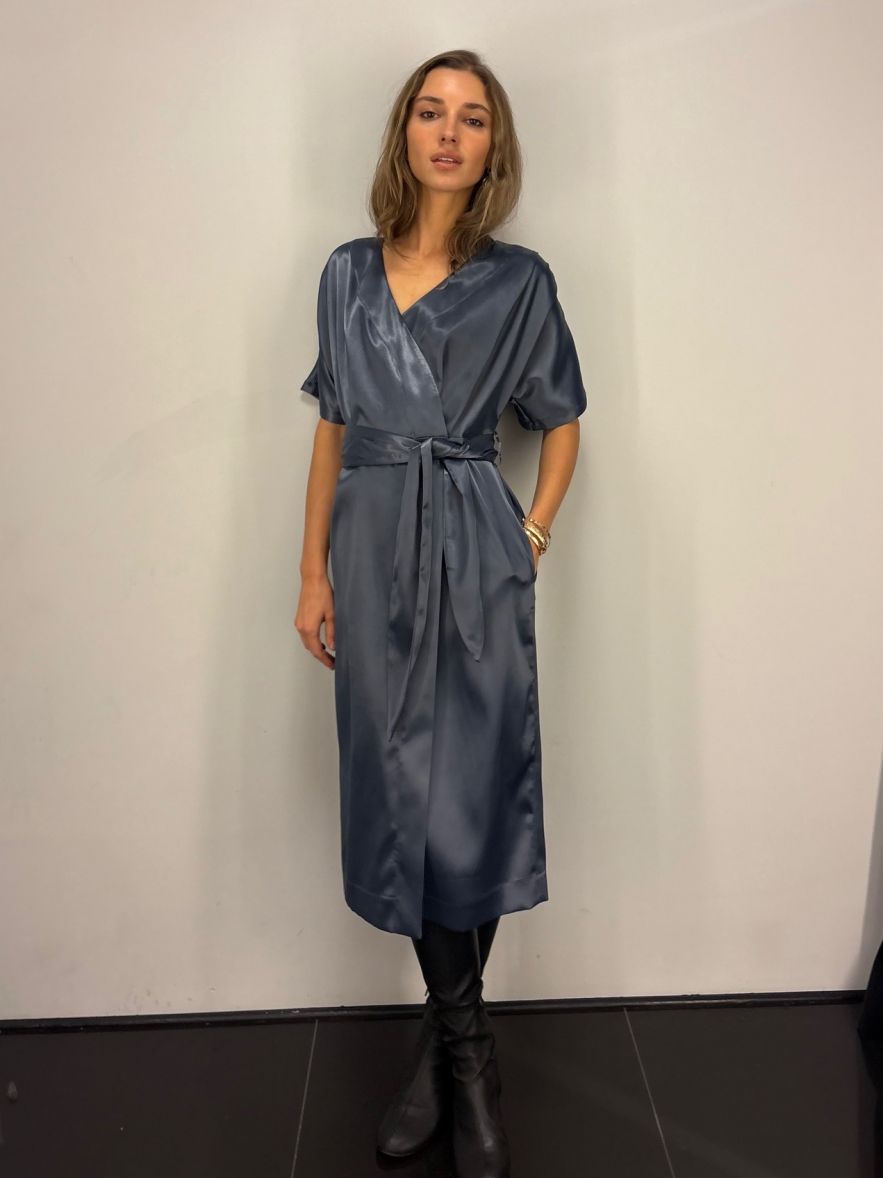 Szara lśniąca elegancka sukienka kopertowa