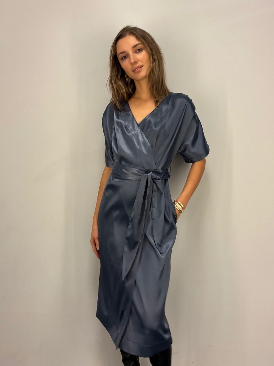 Szara lśniąca elegancka sukienka kopertowa