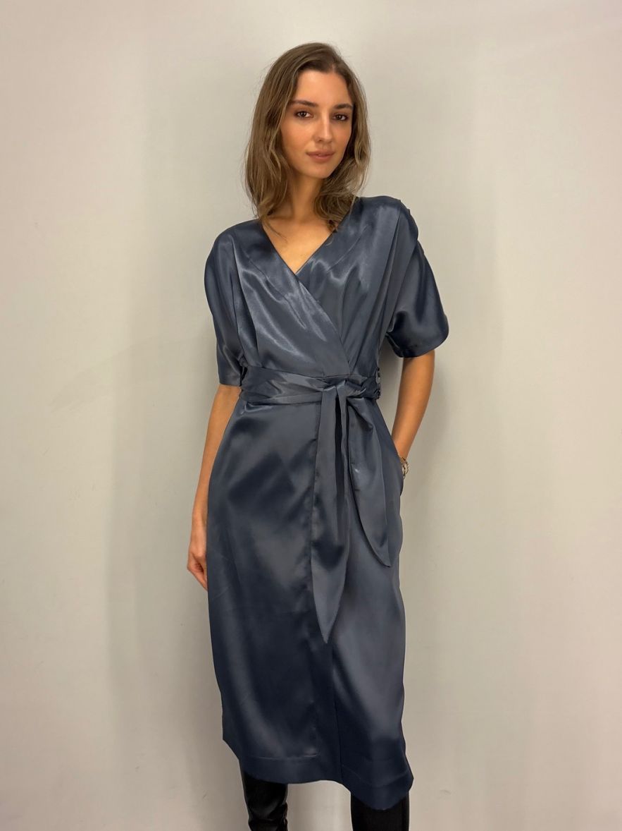 Szara lśniąca elegancka sukienka kopertowa